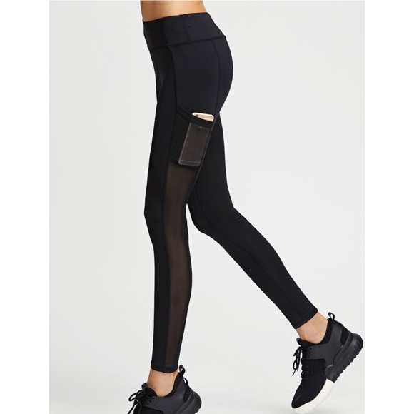 black athletic leggings with pockets